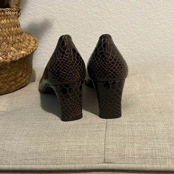 Stuart Weitzman 8.5N snake print leather heels - Picture 4 of 12